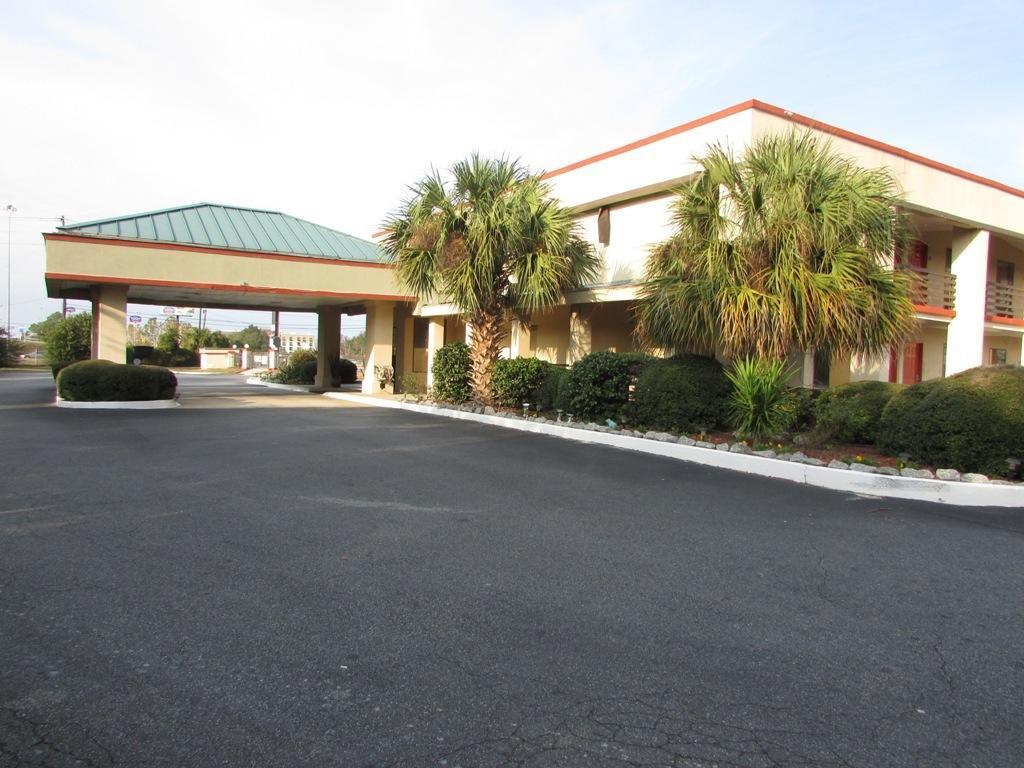 New Valdosta Inn And Suites Exterior photo